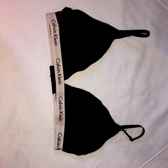 It doesn’t have the tag attached but it is mist likely a B or C cup. - Picture 1 of 2